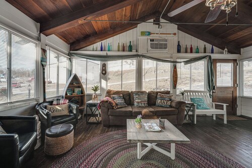 Inviting Cabin ~ 11 Mi to Silverdollar City