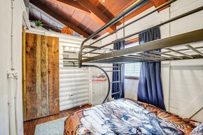 House (2 Bedrooms) | Interior - Inviting Cabin ~ 11 Mi to Silverdollar City (Kimberling City)