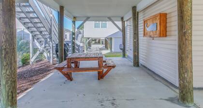 Walk to Beach: Home w/ Pool Access in Myrtle Beach
