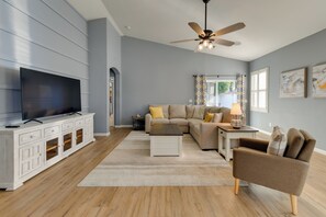 House (3 Bedrooms) | Interior - Putting Green & Fenced Yard: Charming Gilbert Home (Gilbert)