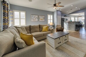 House (3 Bedrooms) | Interior - Putting Green & Fenced Yard: Charming Gilbert Home (Gilbert)