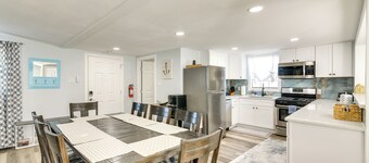 Galveston Getaway w/ Shared Yard, Walk to Seawall!