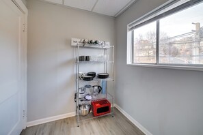 Apartment (2 Bedrooms) | Interior - Balcony & Workspace! Apt 5 Mi to Dtwn Pittsburgh (Pittsburgh)