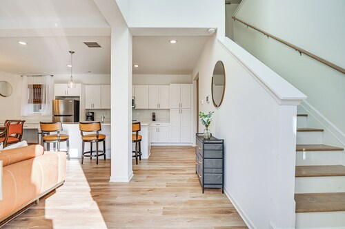 Charming Charlotte Townhome: 6 Mi to Downtown!