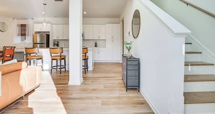 Charming Charlotte Townhome: 6 Mi to Downtown!