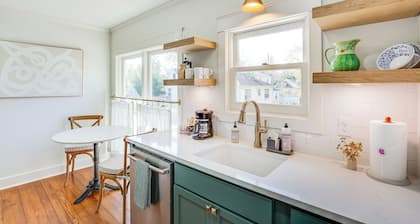 2 Mi to Tyler Rose Garden: Vibrant Apartment!