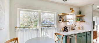 2 Mi to Tyler Rose Garden: Vibrant Apartment!