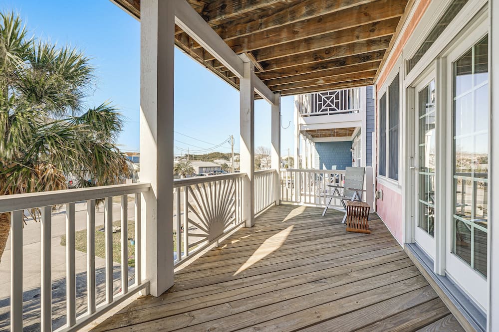 Breezy Kure Beach Home - Walk to Pier & Ocean! - Kure Beach, NC