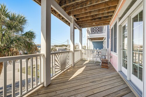 Breezy Kure Beach Home - Walk to Pier & Ocean!