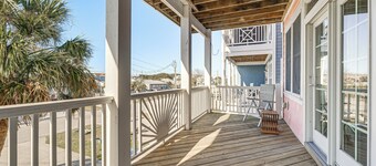 Breezy Kure Beach Home - Walk to Pier & Ocean!