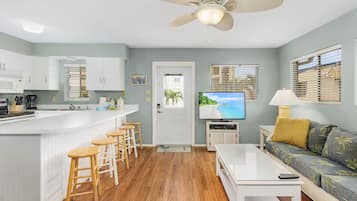 House, 1 Bedroom | Private kitchen | Fridge, oven, coffee/tea maker, toaster