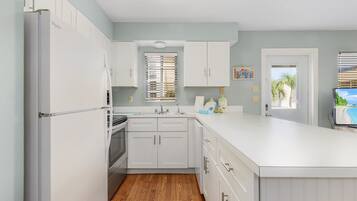 House, 1 Bedroom | Private kitchen | Fridge, oven, coffee/tea maker, toaster