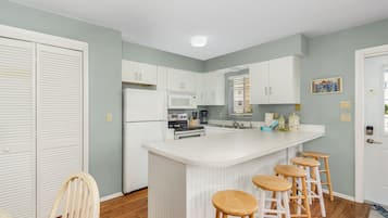 House, 1 Bedroom | Private kitchen | Fridge, oven, coffee/tea maker, toaster