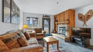 Condo, 2 Bedrooms | Living area