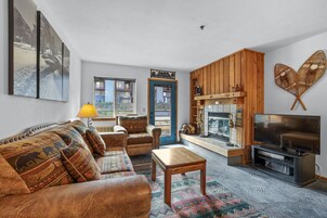 Condo, 2 quartos | Área de estar