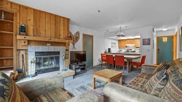 Condo, 2 Bedrooms | Living area