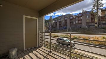 Condo, 2 Bedrooms | Property grounds