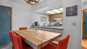 Kondominium, 2 kamar tidur | Tempat makan