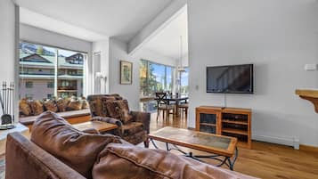 Condo, 1 Bedroom | Living area