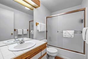 Appart'hôtel, 1 chambre | Salle de bain | Serviettes fournies