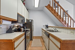 Appartement, 1 slaapkamer | Privékeuken | Een koelkast, een oven