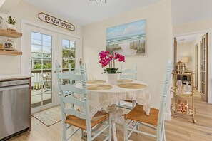 House, 2 Bedrooms | Dining - 149 Pearl St. 2 Bedroom Home by RedAwning (Fort Myers Beach)