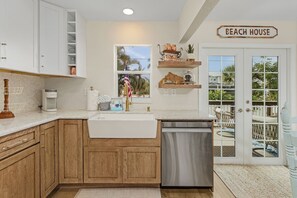 House, 2 Bedrooms | Private kitchen - 149 Pearl St. 2 Bedroom Home by RedAwning (Fort Myers Beach)