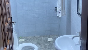 Ein Badezimmer mit Toilette, Waschbecken und Dusche.