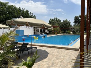 Flat-screen TV - Ica adventures out of the woods (La Tinguiña)