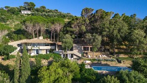 A modern villa with a pool, surrounded by dense trees and a clear sky. - Cala Piccola, Monte Argentario, Grosseto and Maremma (Monte Argentario)