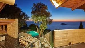 A terrace with a table and chairs, a view of the sea, and a tree. - Cala Piccola, Monte Argentario, Grosseto and Maremma (Monte Argentario)