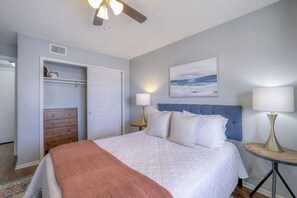 1 slaapkamer, een bureau, een strijkplank/strijkijzer, reisbedje