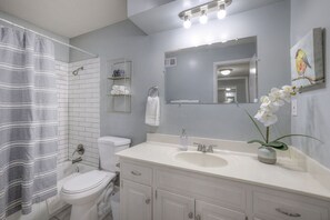 Een haardroger, handdoeken