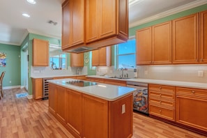 Fridge, microwave, oven, stovetop - ☀️Private, Heated Pool-Canal Front with Beautiful Views-Drift Inn☀️ (Fort Myers Beach)