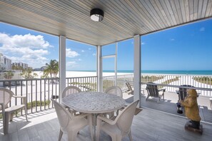 Outdoor dining - Unobstructed views of the beach from Lone Palm Retreat (Fort Myers Beach)