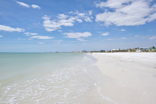 Unobstructed views of the beach from Lone Palm Retreat