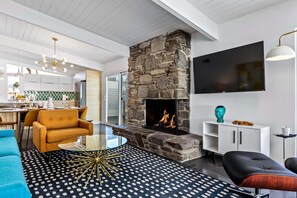 Smart TV, fireplace