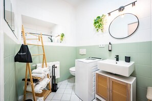 Toalettartikler (inkludert), hårføner, håndklær og såpe