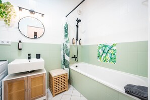 Kostenlose Toilettenartikel, Haartrockner, Handtücher, Seife