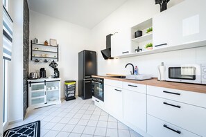 Fridge, microwave, stovetop, dishwasher