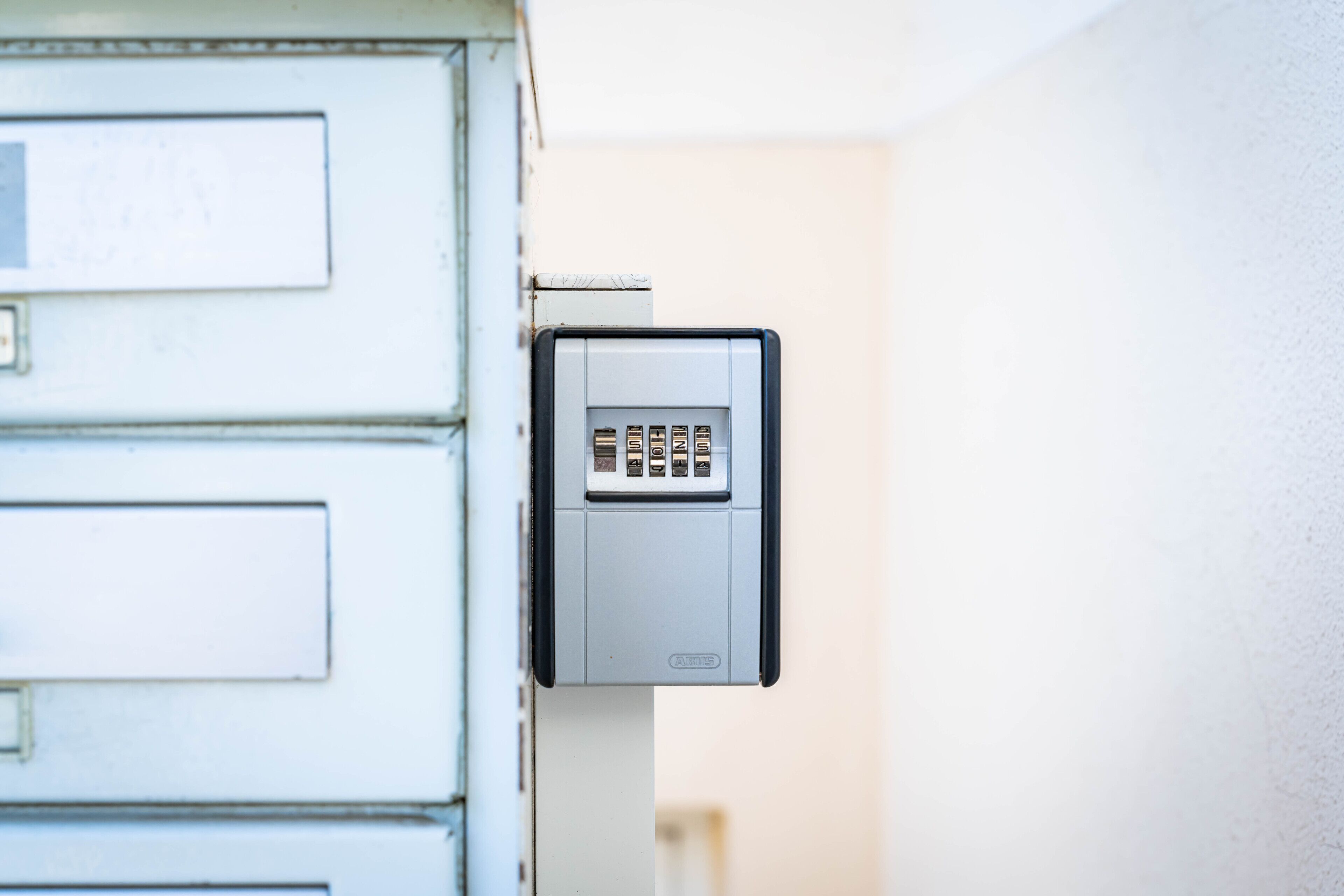 Une armoire métallique à dossiers, dotée d’un système de verrouillage à clavier.