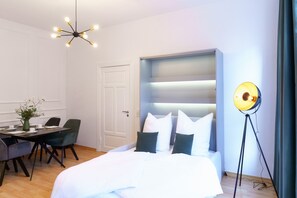 1 soverom, skrivebord, strykejern/-brett og reiseseng for barn