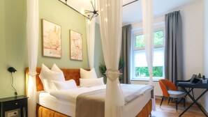 Un dormitorio con una cama, un escritorio y una silla.