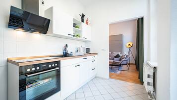 Kühlschrank, Mikrowelle, Herdplatte, Geschirrspüler