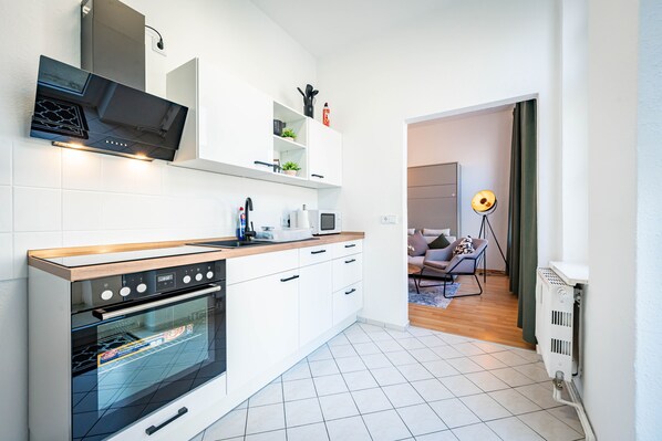 Réfrigérateur, four à micro-ondes, surface de cuisson, lave-vaisselle