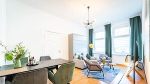 Una sala moderna con comedor, un conjunto de sofás y una mesa de centro.