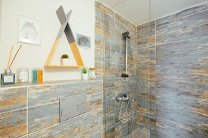 No 9 Economic Room | Bathroom | Shower, rainfall showerhead, hair dryer, towels - Kuytu Bed & Breakfast (Kas)