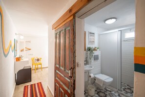 No 7 Concept Room with Sea View | Kylpyhuone | Suihku, sadesuihkupää, hiustenkuivaaja, pyyhkeet