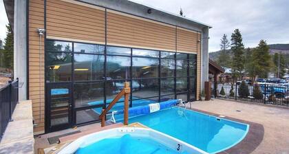 Claimjumper Retreat Townhome: Pool & Hot Tub, Walk to Town!