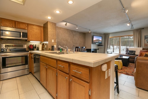 Claimjumper Retreat Townhome: Pool & Hot Tub, Walk to Town!